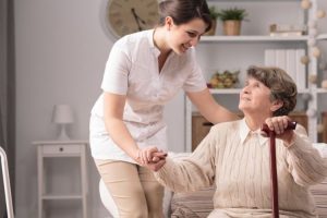 Tại sao cần thuê giúp việc chăm người ốm