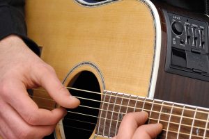 Chọn mua đàn Guitar cho người mới bắt đầu