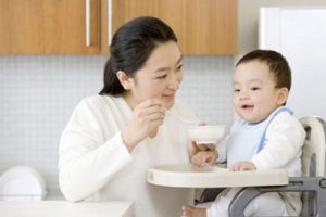 Thuê người trông trẻ: Giải pháp giúp cha mẹ an tâm